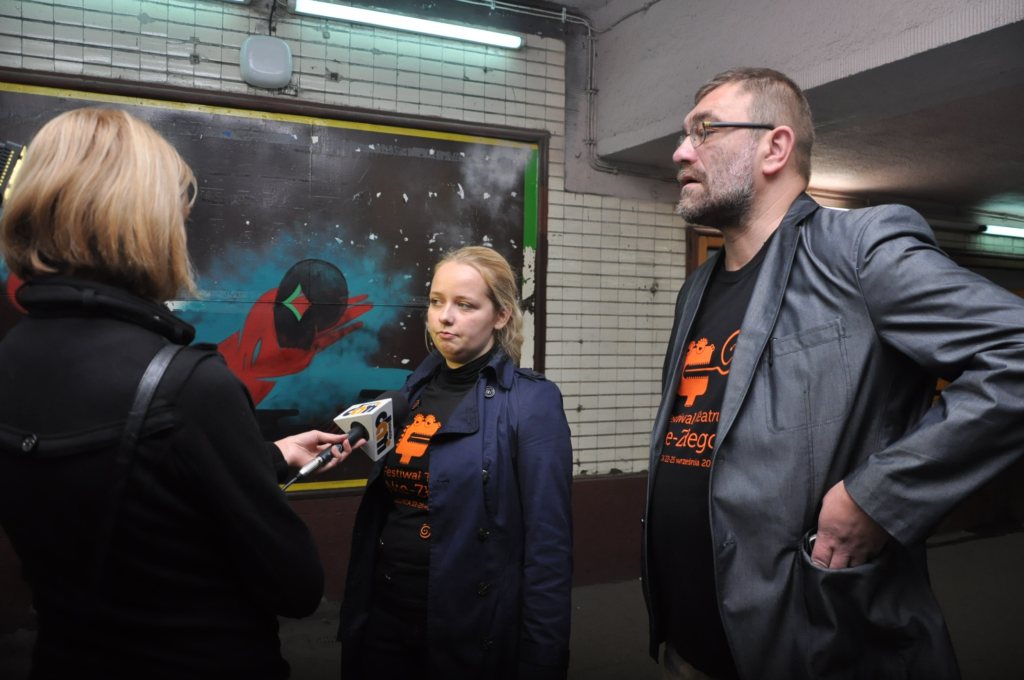 Teatr Nie - Zły na dworcu