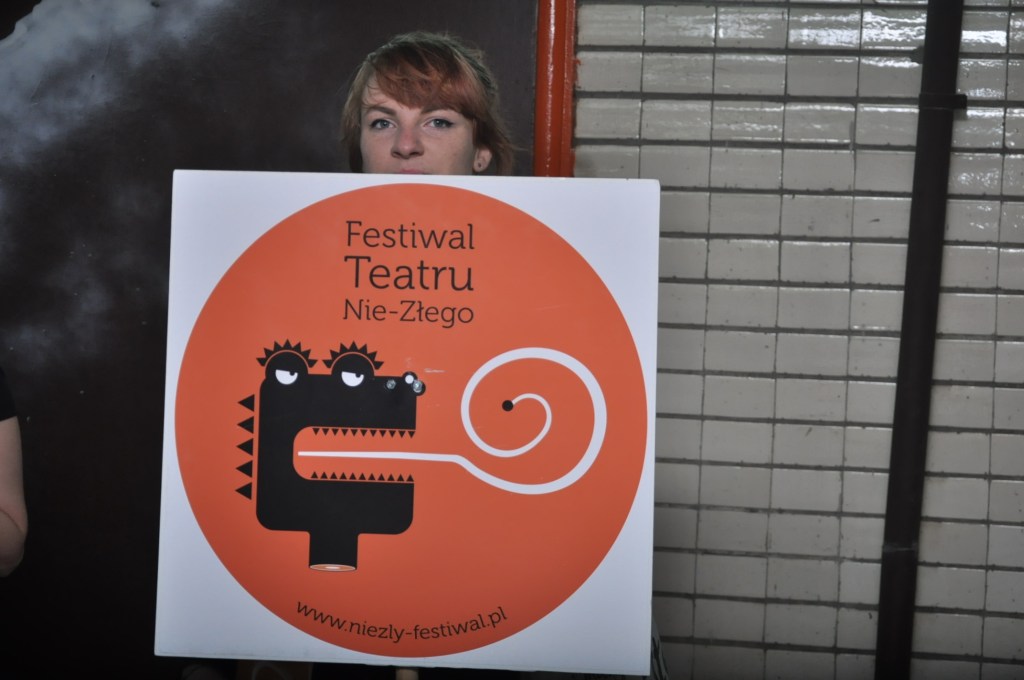 Teatr Nie - Zły na dworcu