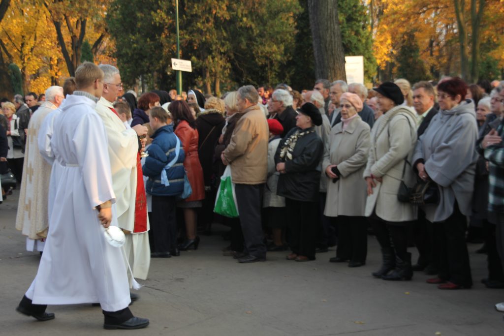 Msza święta na cmentarzu