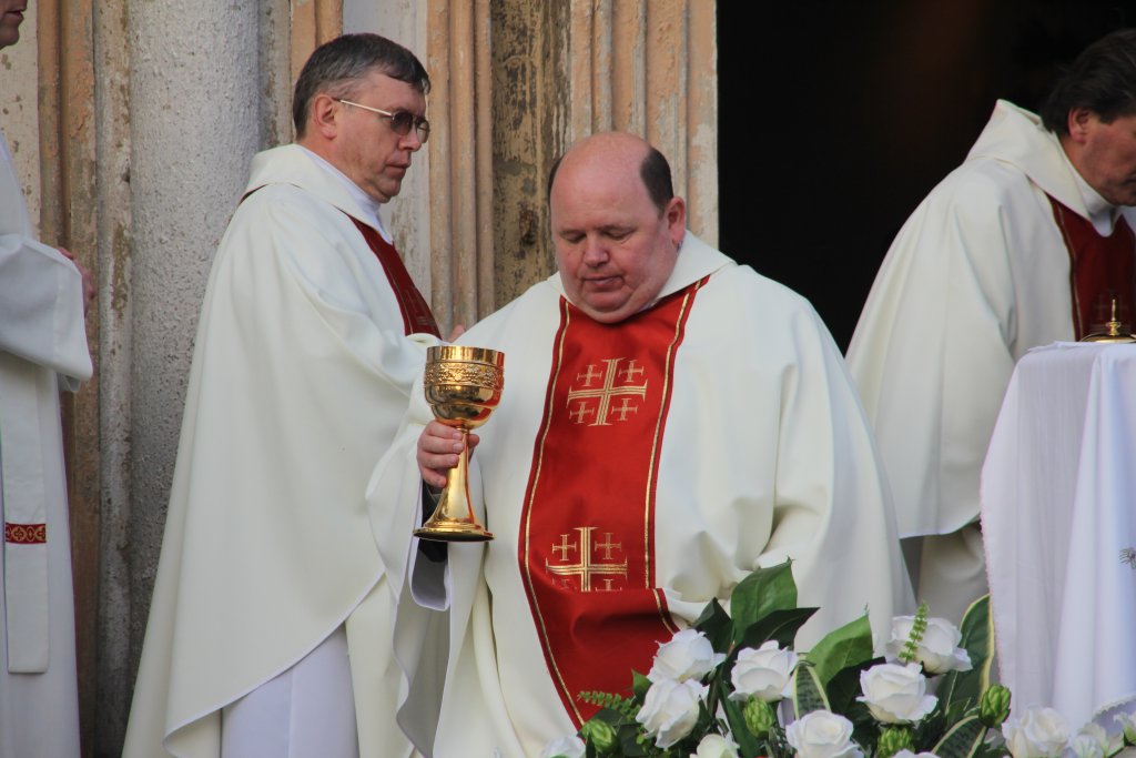 Msza święta na cmentarzu