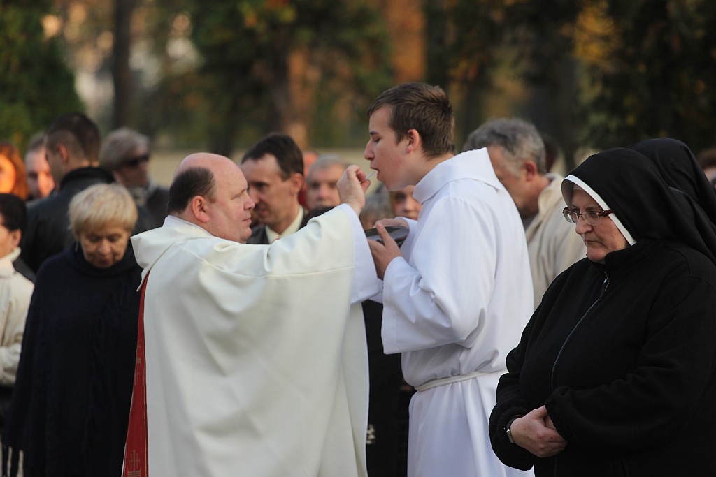 Msza święta na cmentarzu
