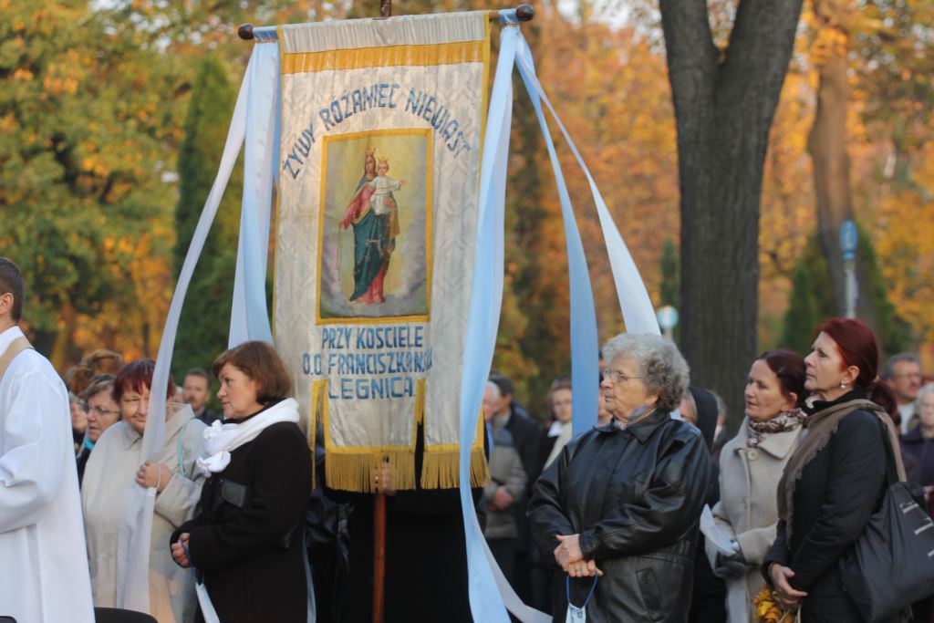 Msza święta na cmentarzu