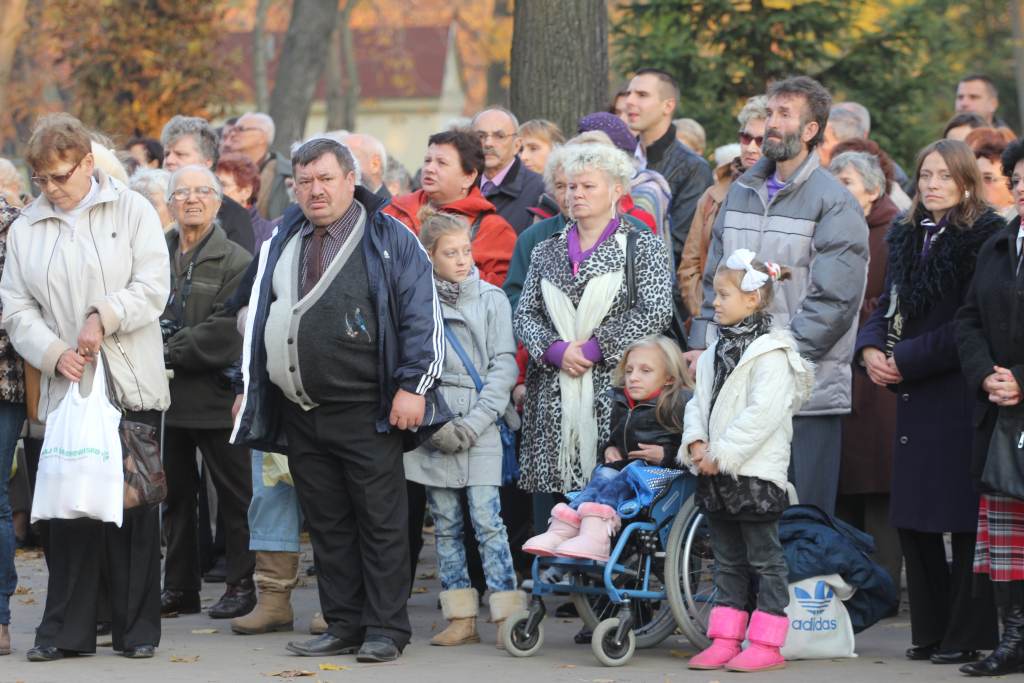 Msza święta na cmentarzu