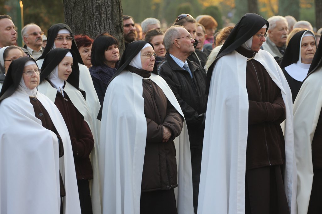 Msza święta na cmentarzu