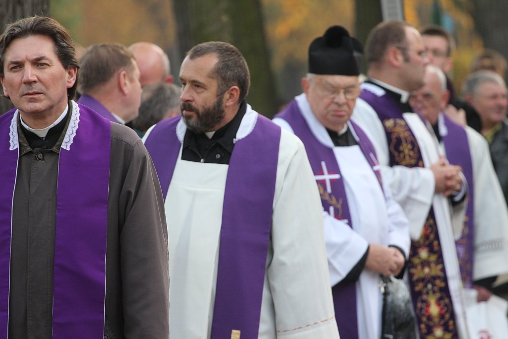 Msza święta na cmentarzu