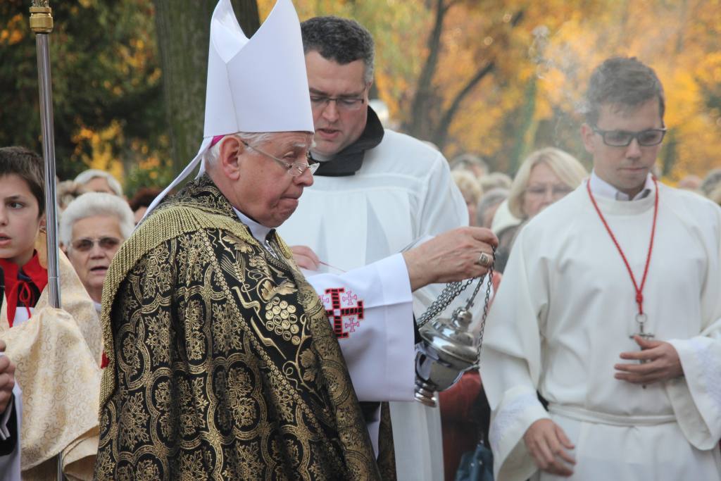 Msza święta na cmentarzu