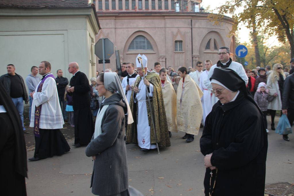 Msza święta na cmentarzu