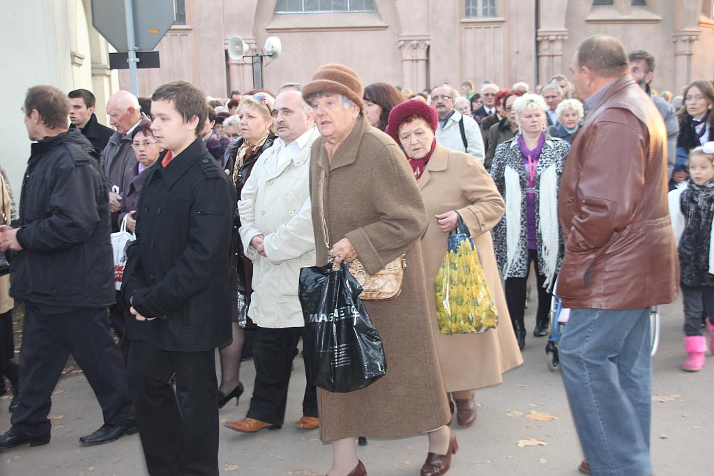 Msza święta na cmentarzu