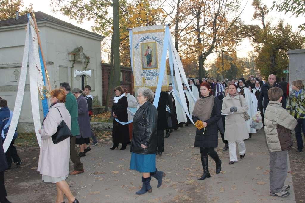 Msza święta na cmentarzu