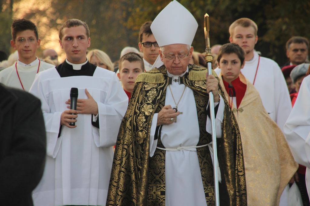 Msza święta na cmentarzu