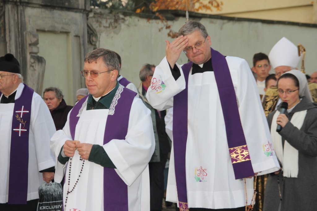 Msza święta na cmentarzu