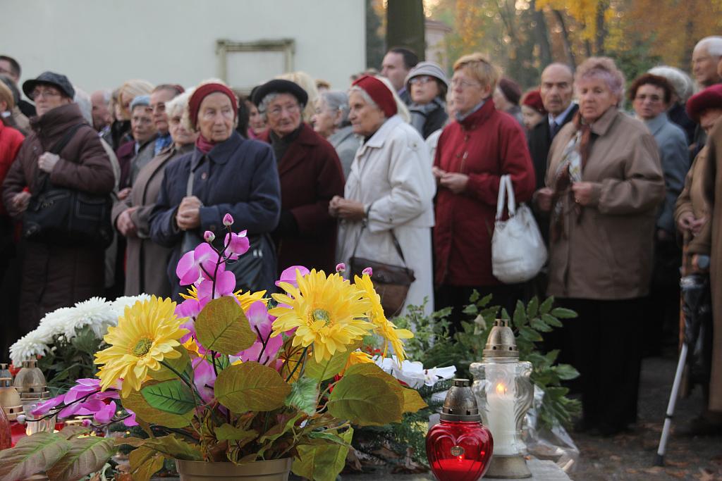 Msza święta na cmentarzu