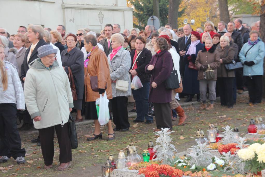 Msza święta na cmentarzu