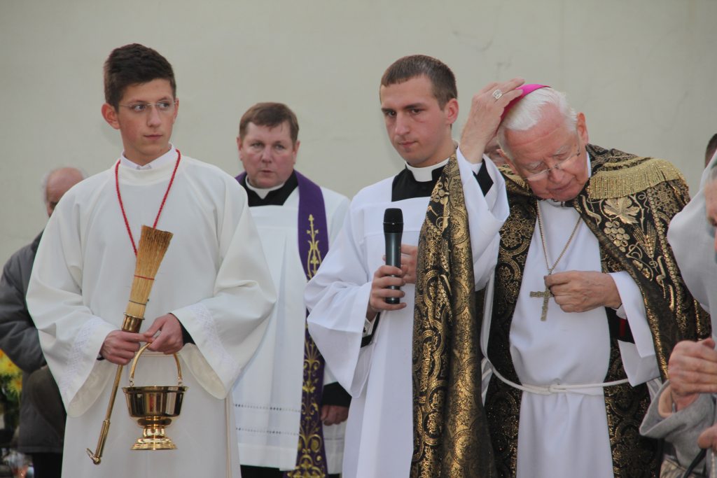 Msza święta na cmentarzu
