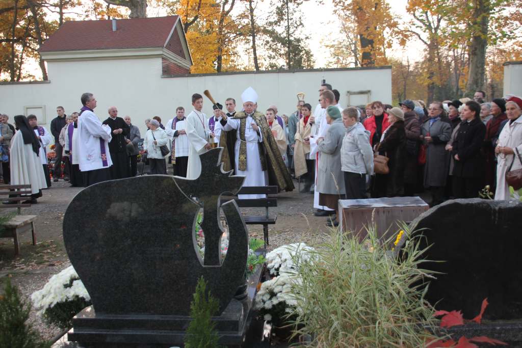 Msza święta na cmentarzu