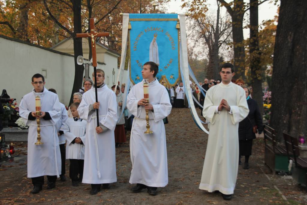 Msza święta na cmentarzu