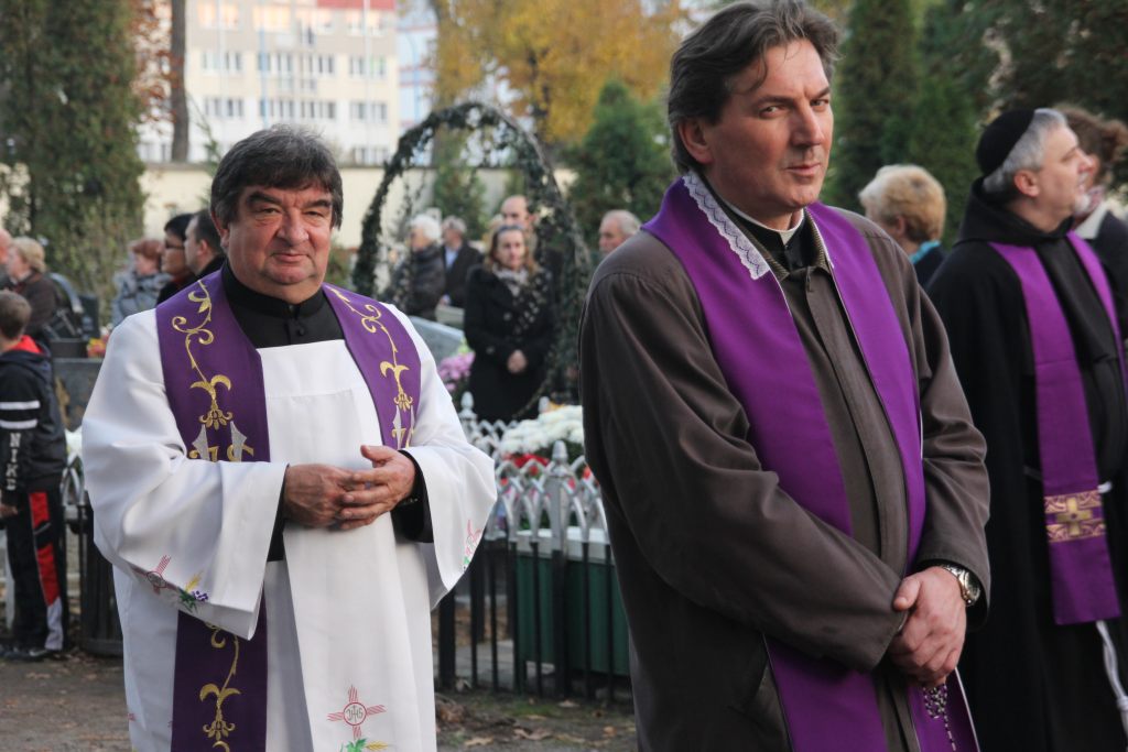 Msza święta na cmentarzu