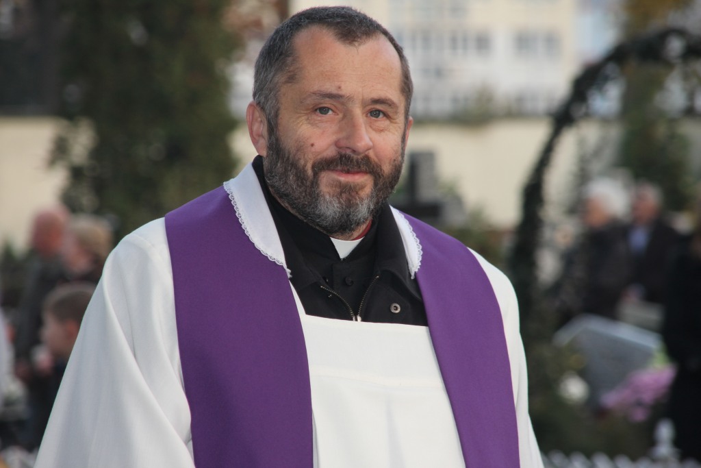Msza święta na cmentarzu