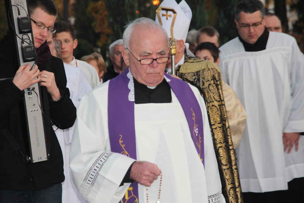 Msza święta na cmentarzu