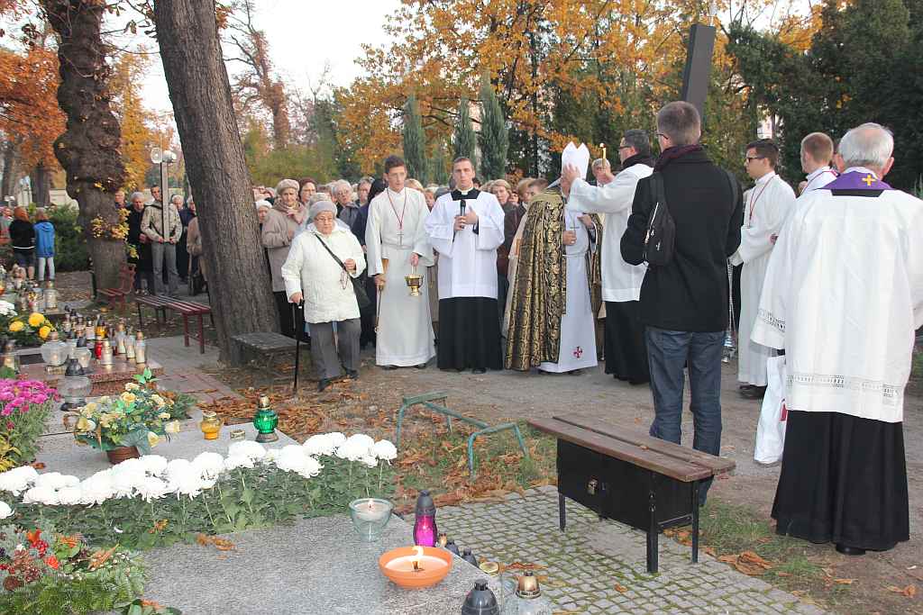 Msza święta na cmentarzu
