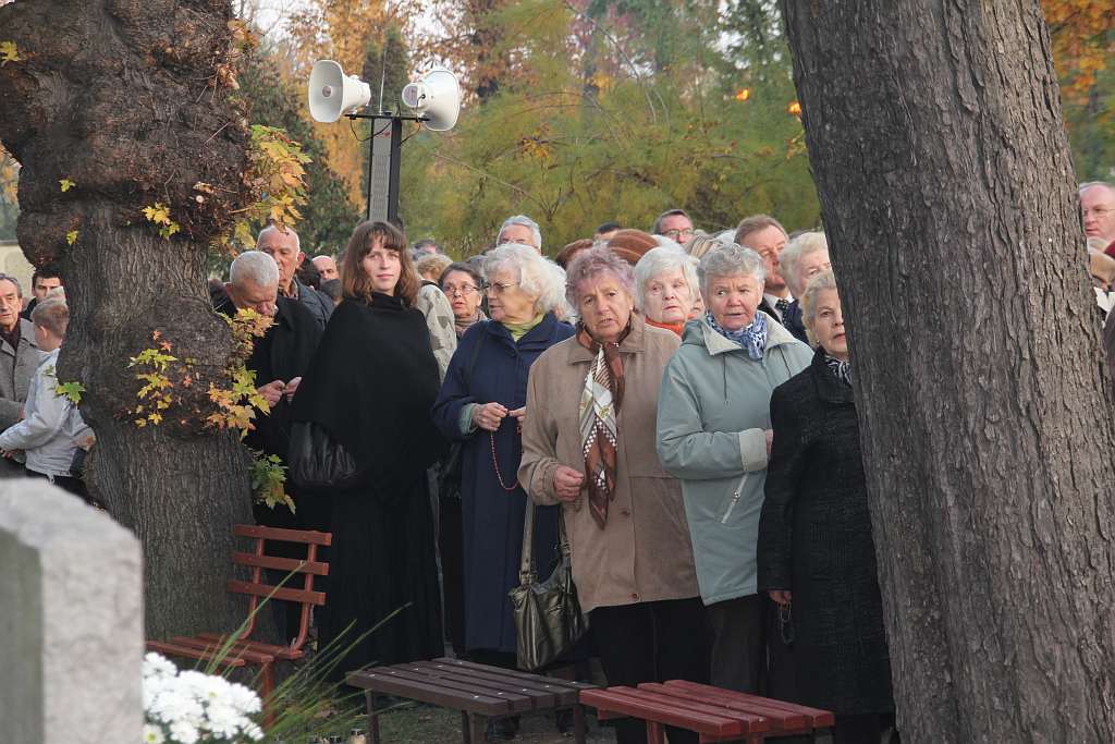 Msza święta na cmentarzu