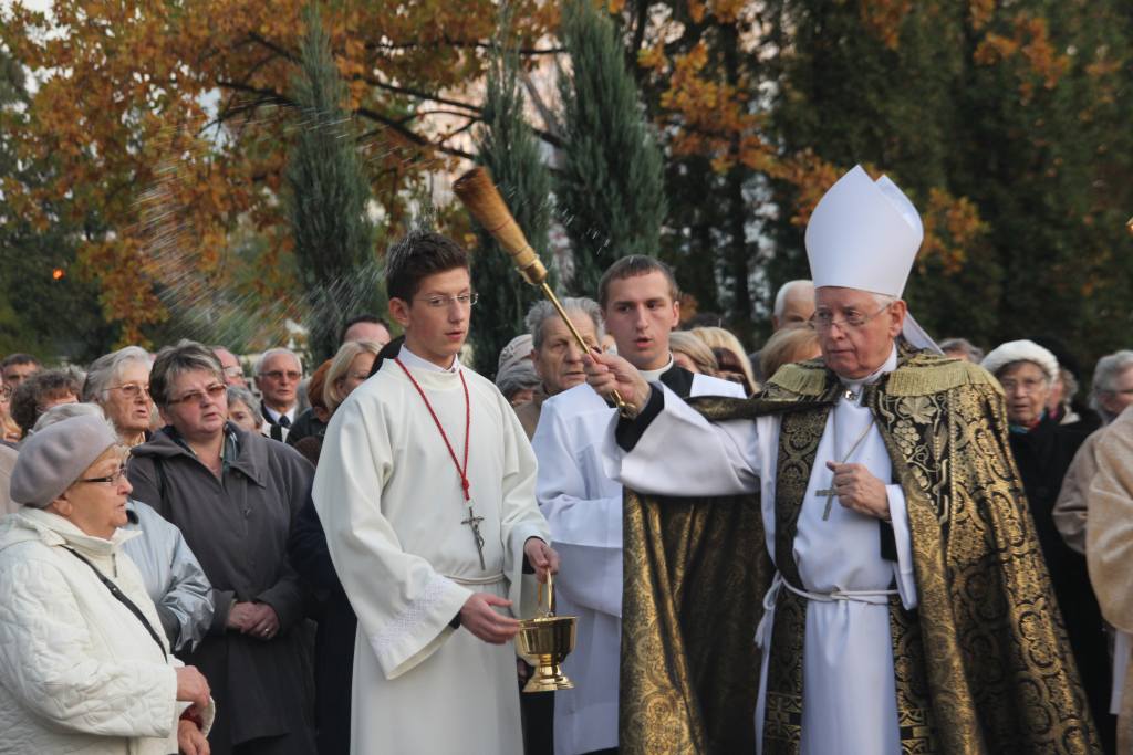 Msza święta na cmentarzu