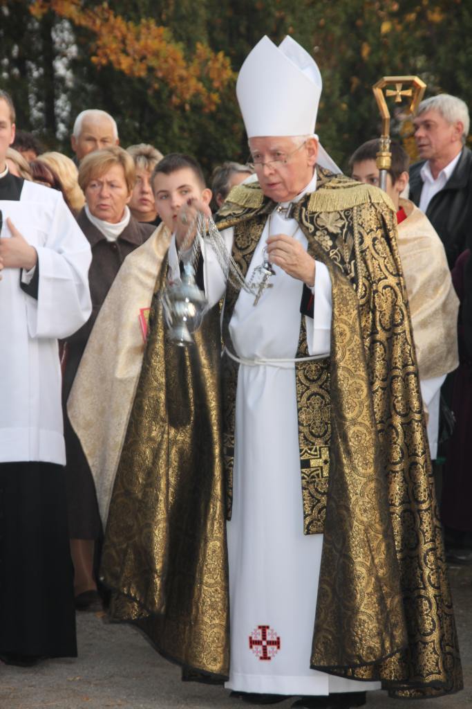 Msza święta na cmentarzu