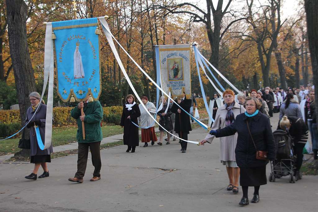 Msza święta na cmentarzu