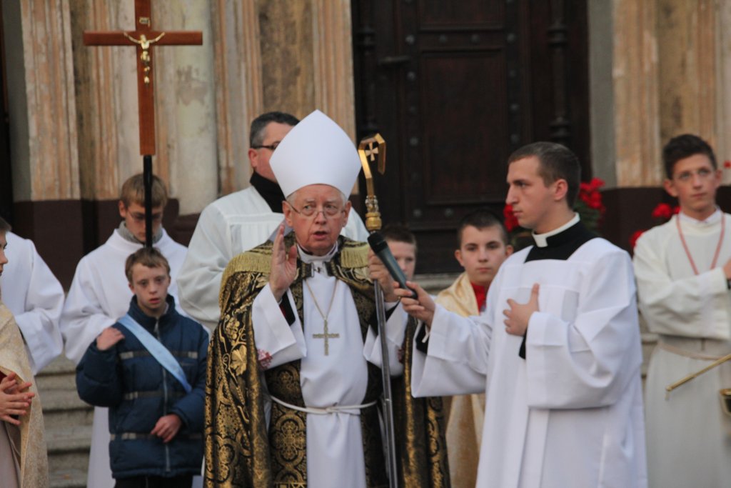 Msza święta na cmentarzu