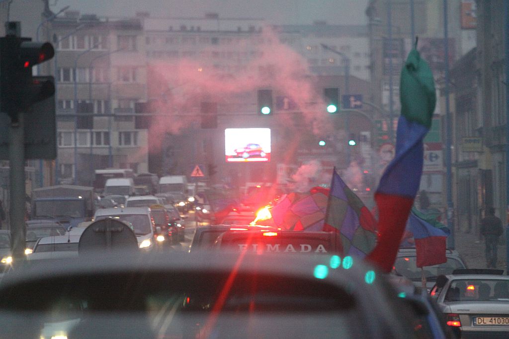 Piłkarze i kibice zapraszali na derby