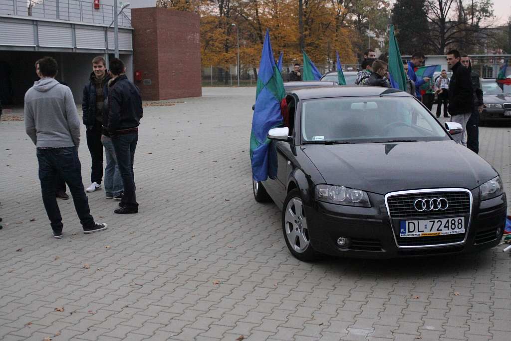 Piłkarze i kibice zapraszali na derby
