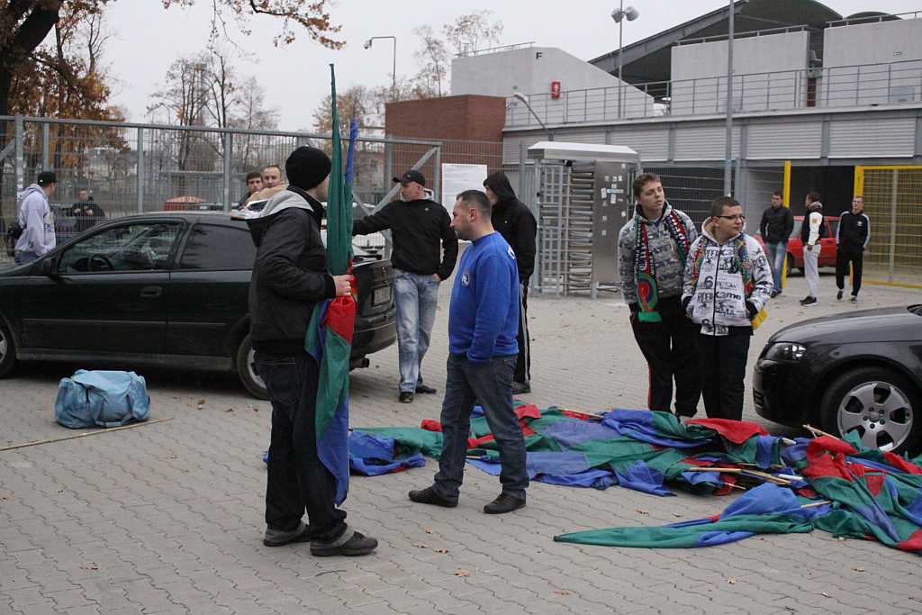 Piłkarze i kibice zapraszali na derby