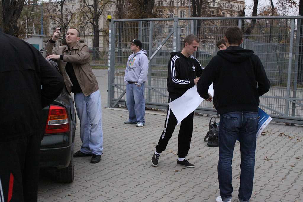 Piłkarze i kibice zapraszali na derby