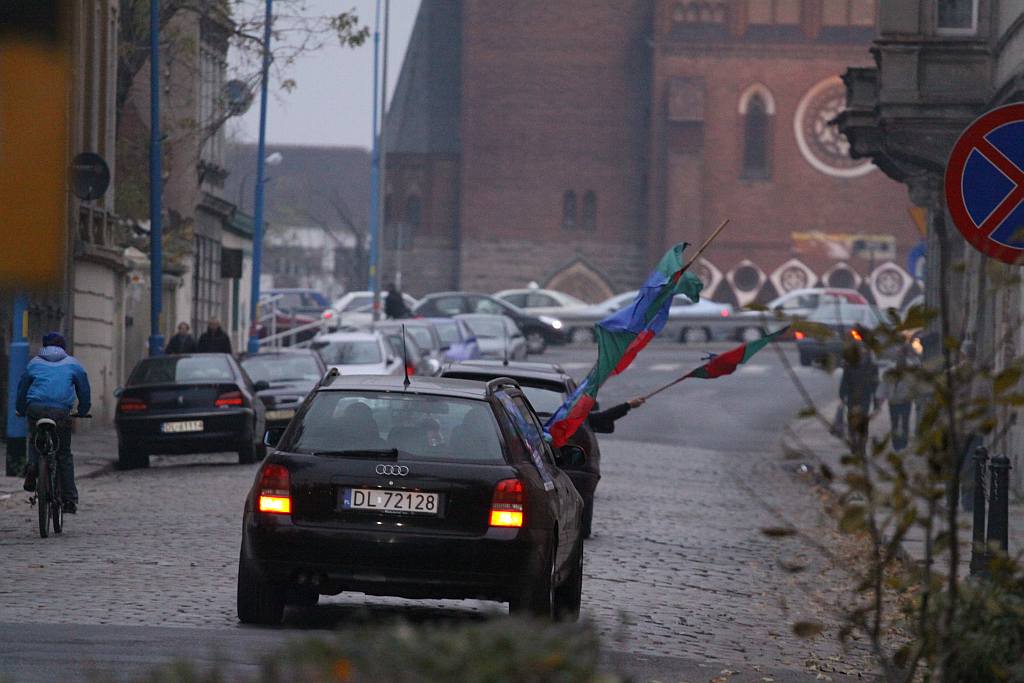 Piłkarze i kibice zapraszali na derby