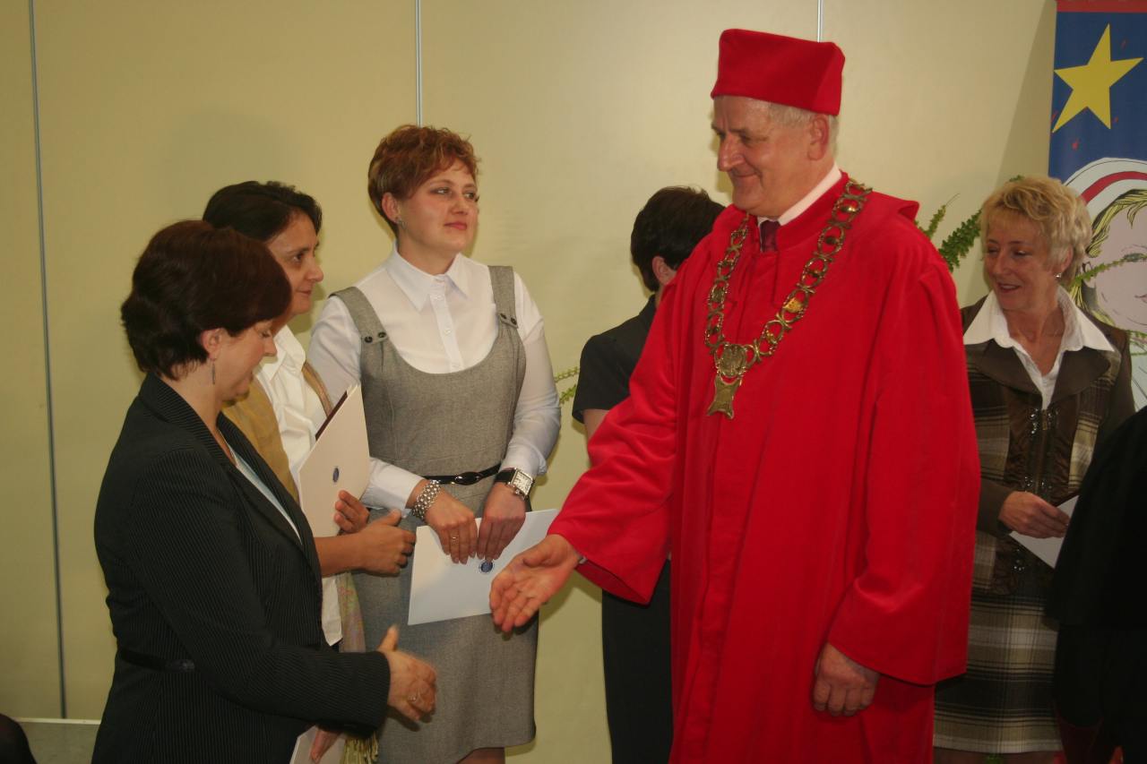 Wręczyli dyplomy pielęgniarkom