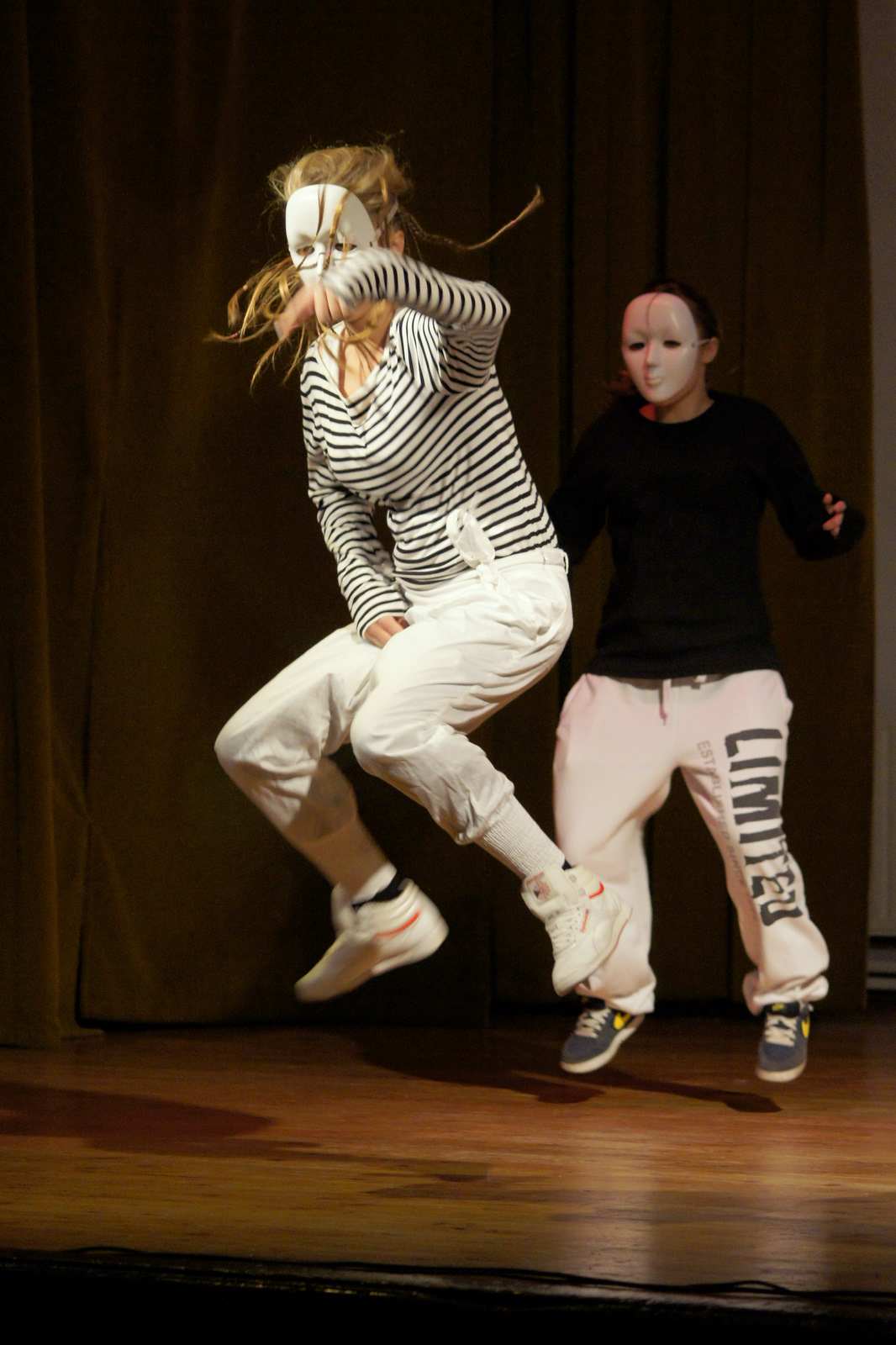 Przegląd zespołów tanecznych Leg-Jump