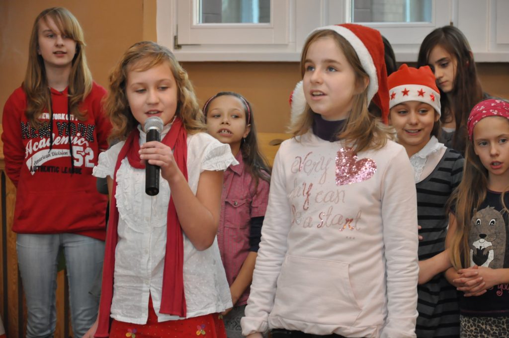 Licealiści zrobili 39 paczek mikołajkowych