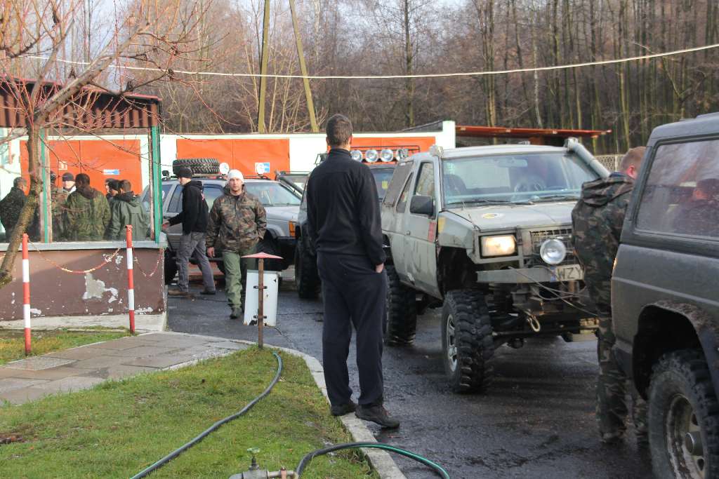 Quadowcy przywieźli psom świąteczne prezenty