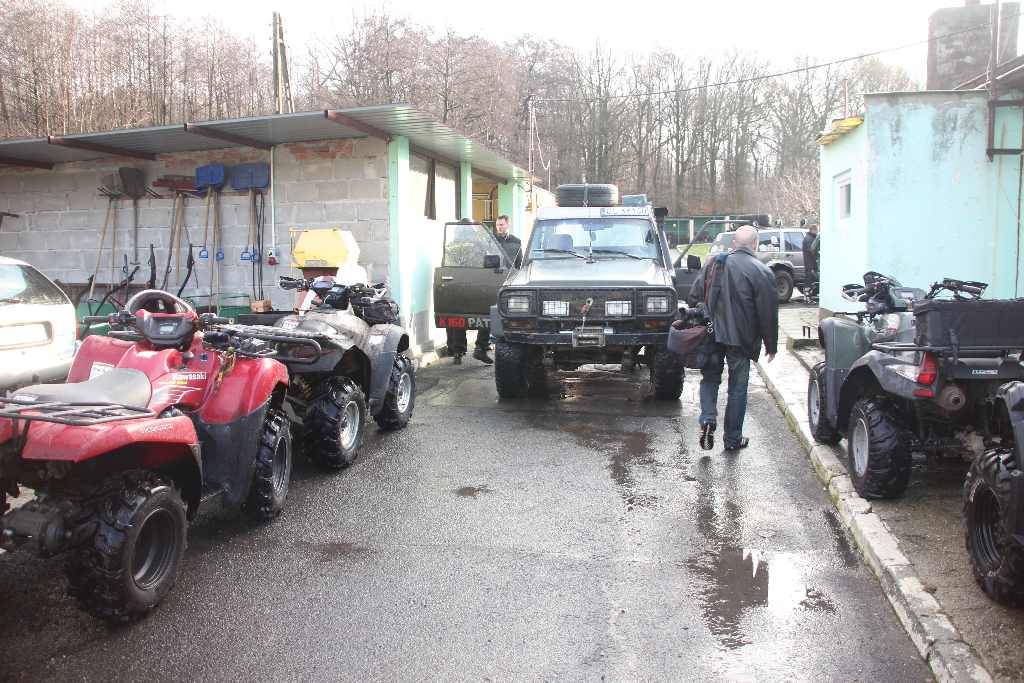 Quadowcy przywieźli psom świąteczne prezenty
