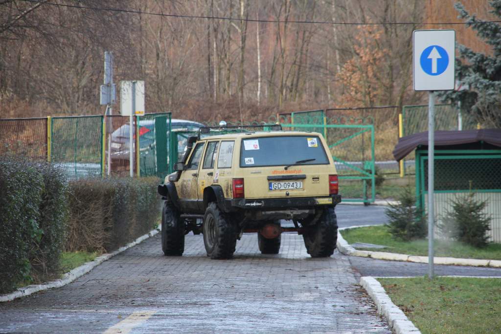 Quadowcy przywieźli psom świąteczne prezenty