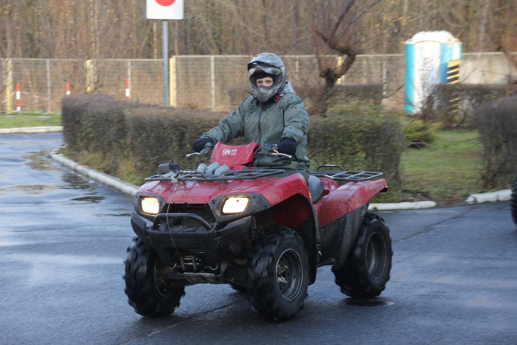 Quadowcy przywieźli psom świąteczne prezenty