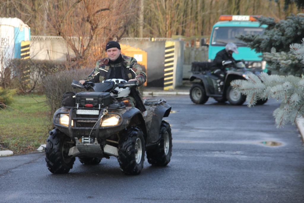 Quadowcy przywieźli psom świąteczne prezenty