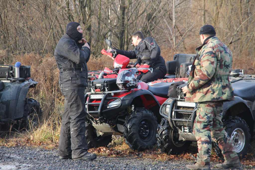 Quadowcy przywieźli psom świąteczne prezenty