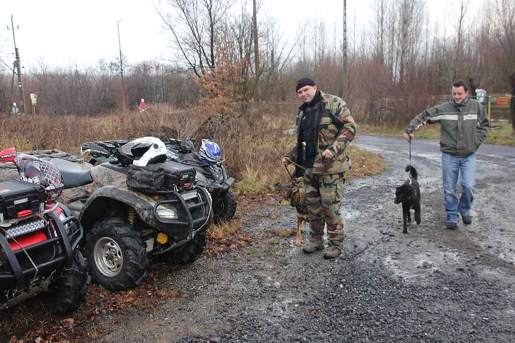 Quadowcy przywieźli psom świąteczne prezenty