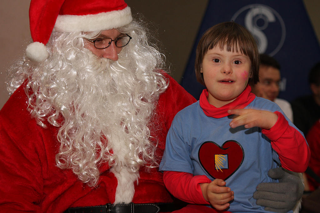 Mikołaj u wychowanków fundacji Otwórz Serce