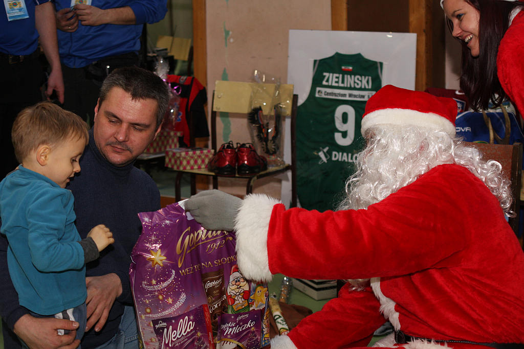 Mikołaj u wychowanków fundacji Otwórz Serce
