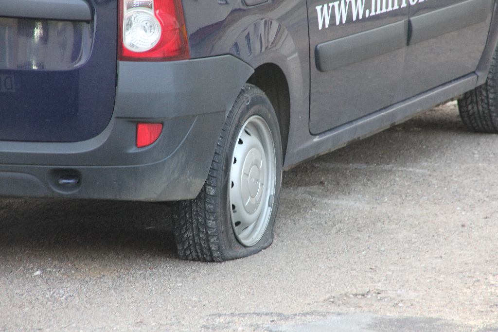 Przebite opony w 20 samochodach