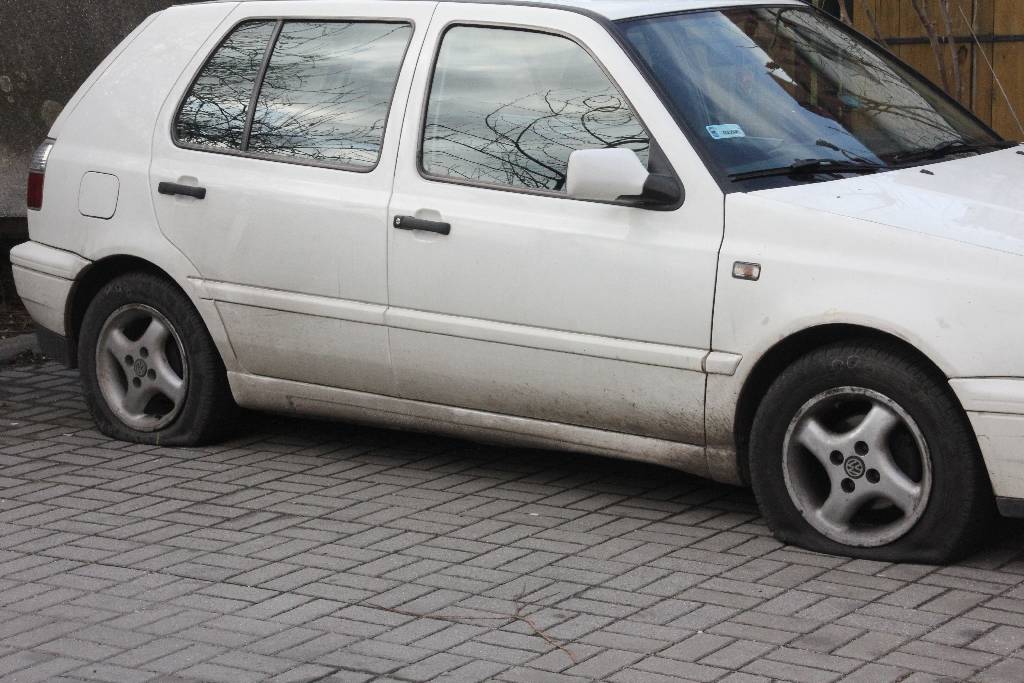 Przebite opony w 20 samochodach