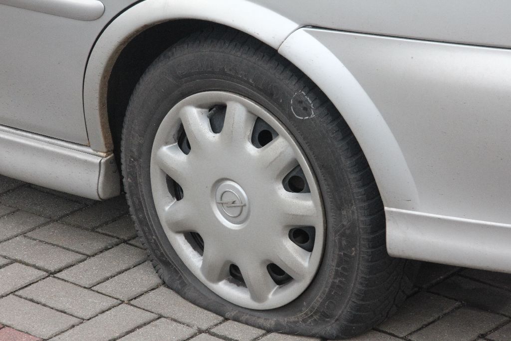 Przebite opony w 20 samochodach