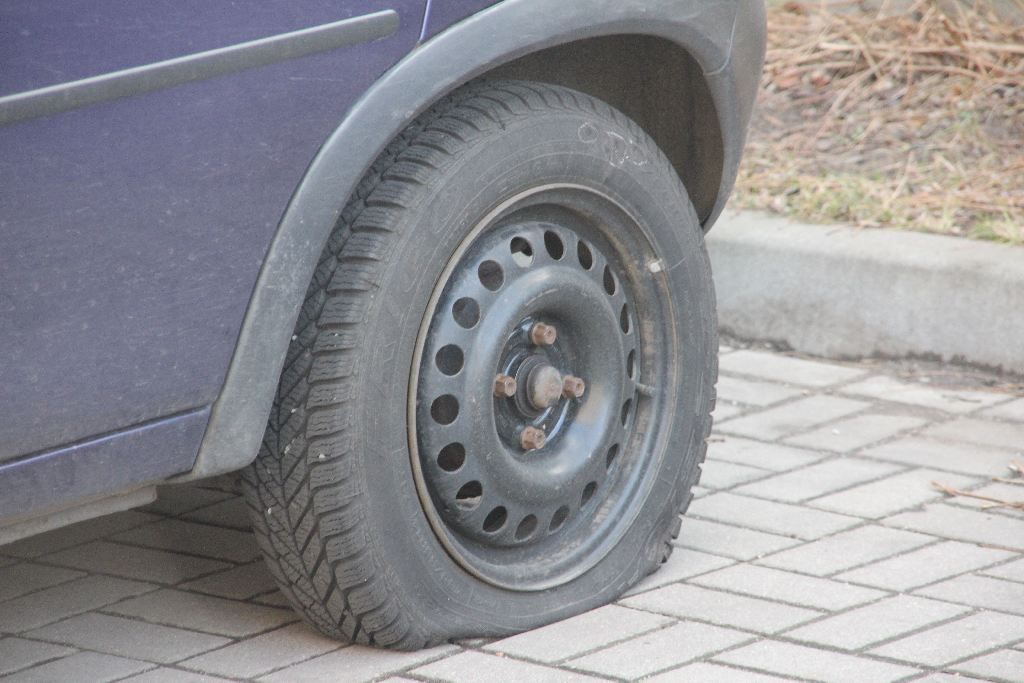Przebite opony w 20 samochodach